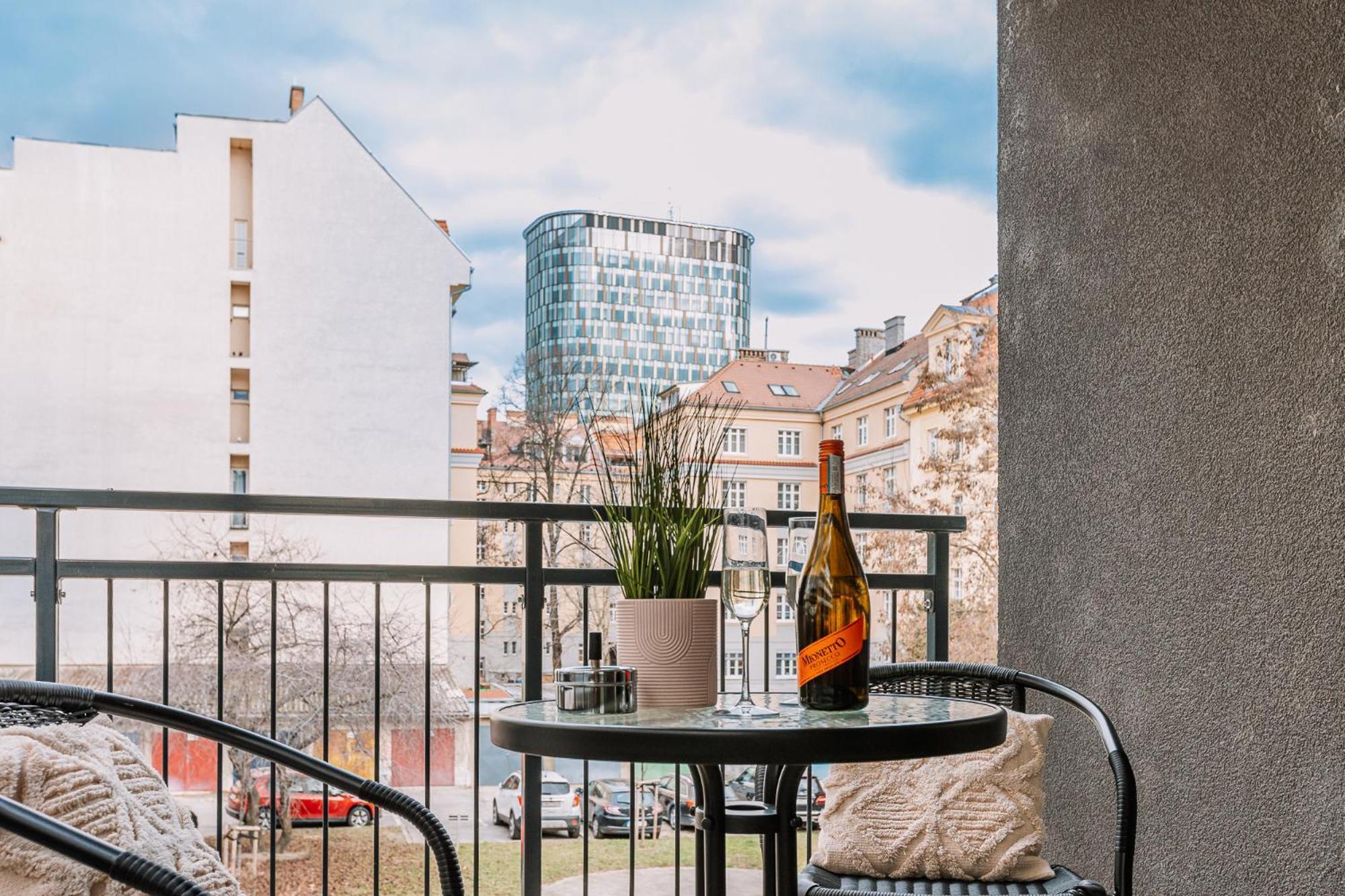 Skau 2 Old Town Family & Business Apartment 2 Floor Free Parking Братислава Экстерьер фото