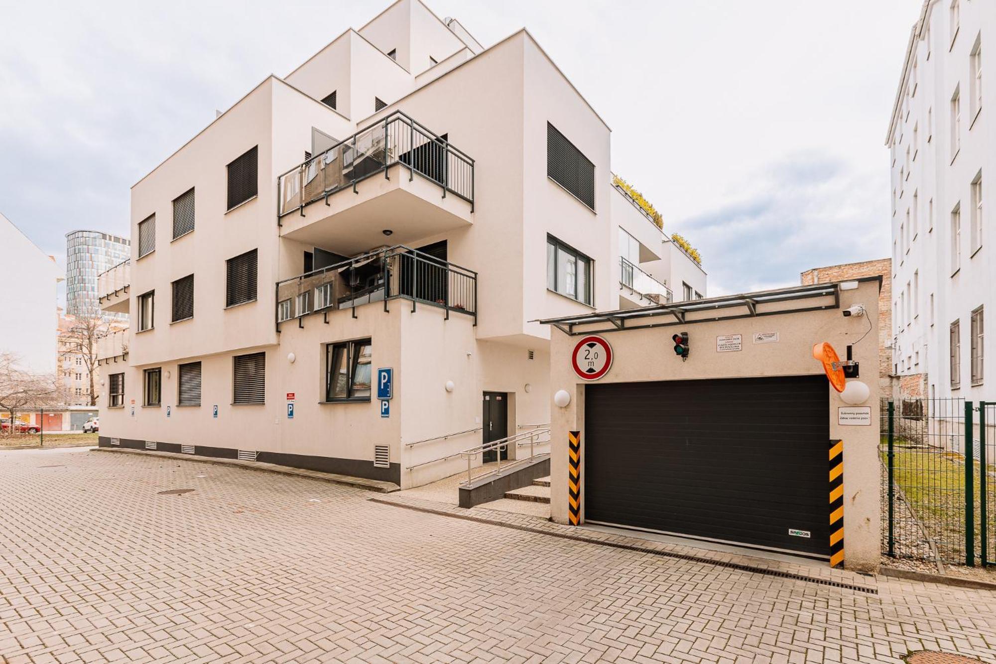 Skau 2 Old Town Family & Business Apartment 2 Floor Free Parking Братислава Экстерьер фото