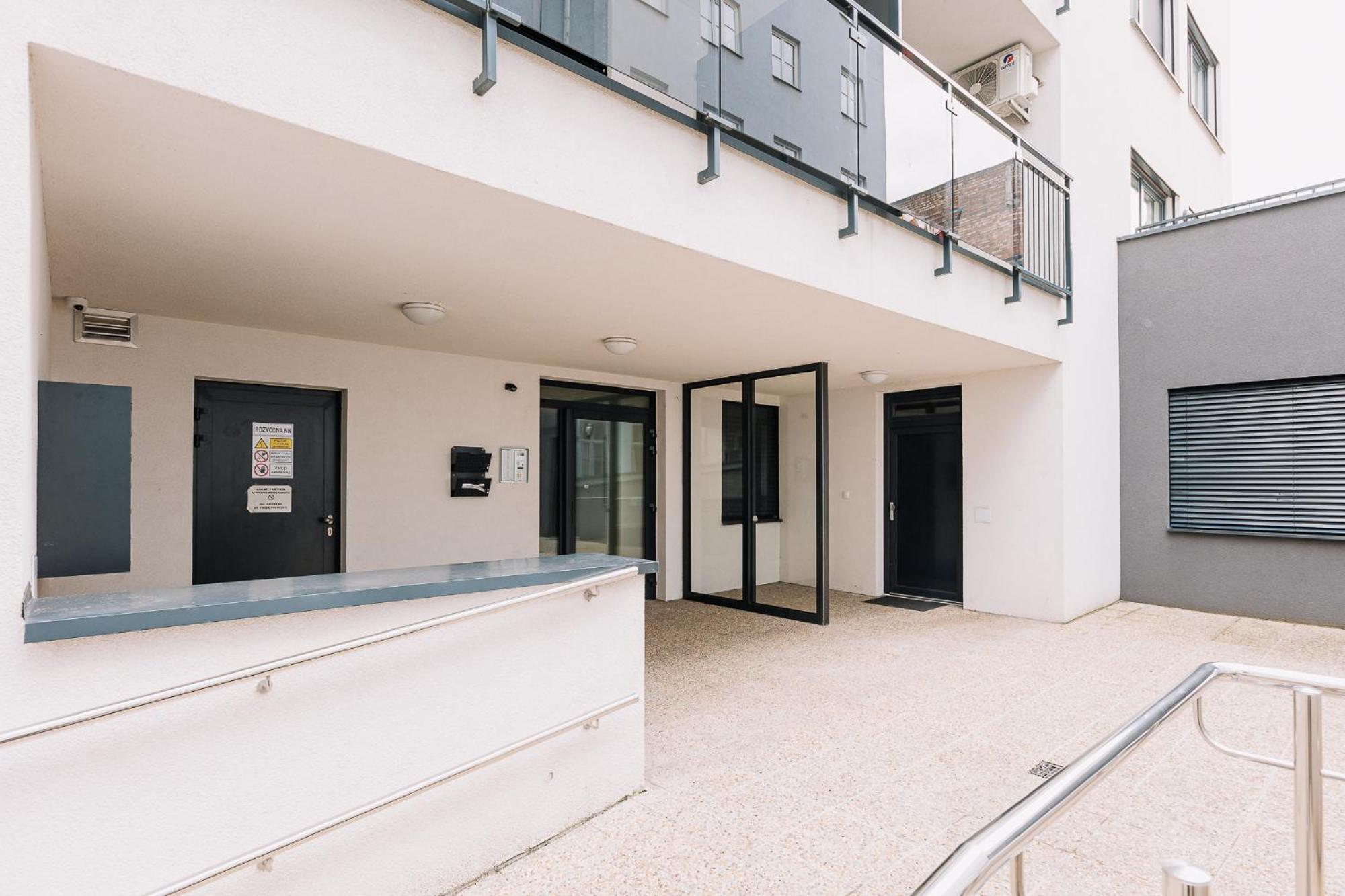 Skau 2 Old Town Family & Business Apartment 2 Floor Free Parking Братислава Экстерьер фото
