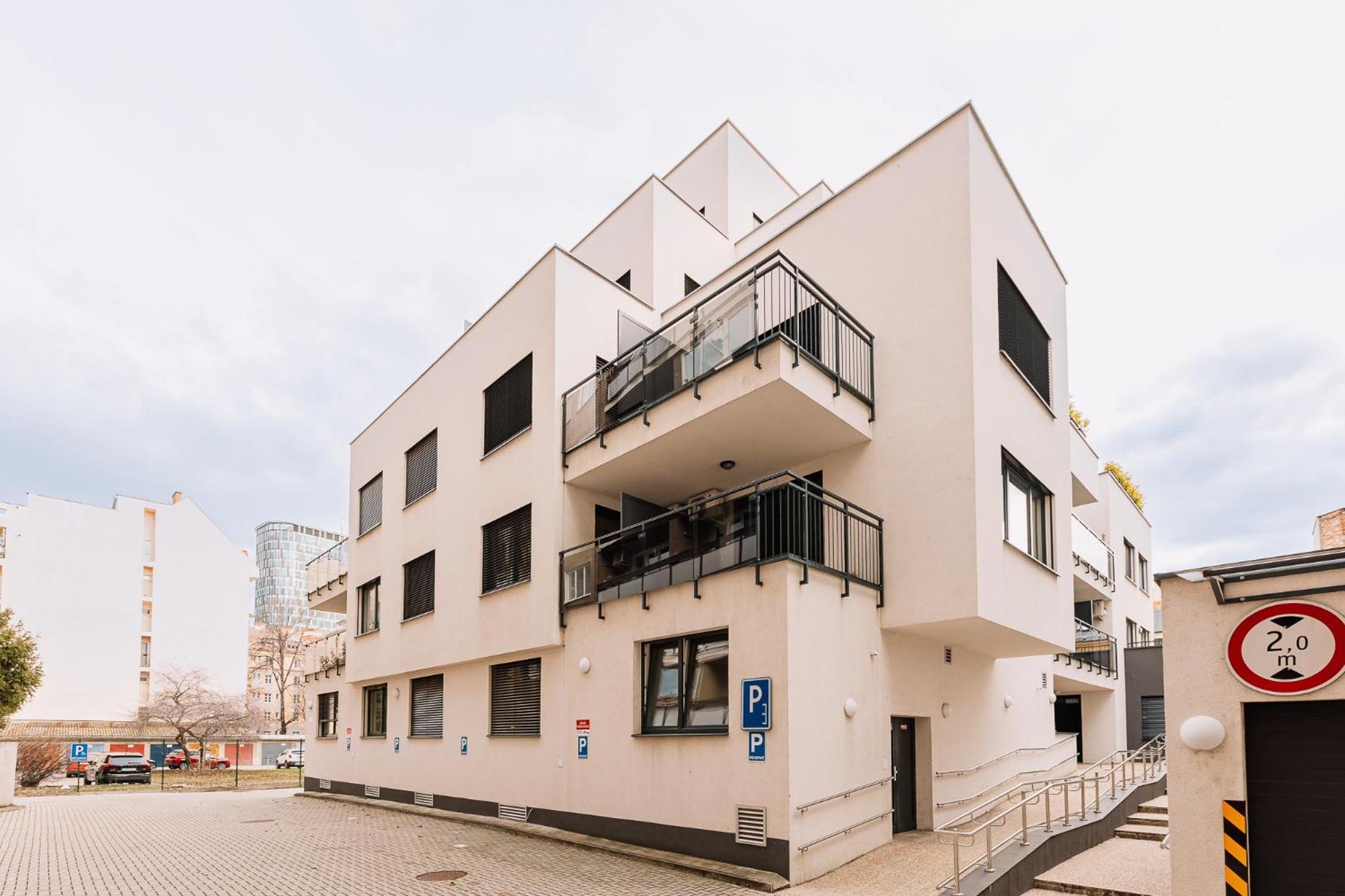 Skau 2 Old Town Family & Business Apartment 2 Floor Free Parking Братислава Экстерьер фото